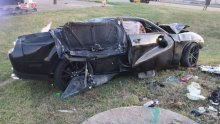 Automobil se prevrnuo i zapalio, troje ljudi ostalo unutra. Tada su prema njemu potrčali potpuni stranci