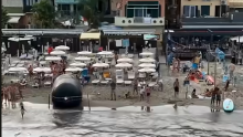 VIDEO Šire se snimke misterioznog objekta na plaži: Turisti zbunjeno gledali što je more izbacilo