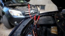 Palite auto na kleme? Mehaničar upozorava na pogrešku koju mnogi rade s crnom stezaljkom