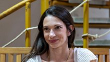 Najljepše vijesti: Sara Renar u kupaćem kostimu pokazala trudnički trbuščić i duhovito najavila pauzu od nastupa