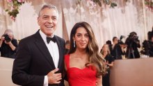 Amal Clooney zablistala u haljini staroj više od 20 godina i sandalama koje želimo odmah