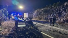 FOTO Teška nesreća kod Krčkog mosta: Srbin prešao u suprotnu traku pa se zabio u kamion