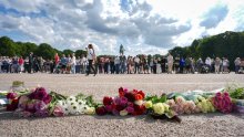 Norvežani ostavljaju cvijeće pred palačom: Stanje kralja Haralda iznimno ozbiljno