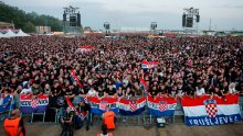 Thompson koncert otvorio pjesmom 'Ustani iz sjene'. Publici poručio: 'Večeras pjevajmo, ne štedimo grlo'