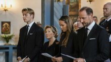 Tisuće građana u suzama: Norveška se oprašta od voljenog monarha, kralj Haakon VIII. predvodio obitelj