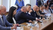 Iznenađenje u Gospiću: Plenković ispred sebe ima čašu, a ne flašicu vode, Vlada tvrdi da je iz slavine
