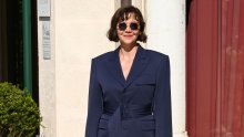 Jednostavno, elegantno i efektno: Maggie Gyllenhaal pokazala kako predimenzionirani sako nositi sa stilom