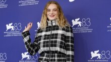 Ljepotica iz Netflixove serije stigla u Veneciju u uzorku koji ćemo ove jeseni viđati posvuda