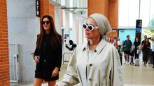 Baloner, balerinke i marama: Pamela Anderson u besprijekornom jesenskom izdanju oživjela stil Grace Kelly