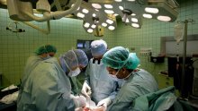 Pacijent preživio i poživio zahvaljujući genetski modificiranom svinjskom organu