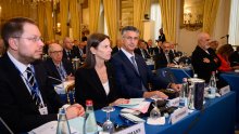 FOTO Evo gdje je Plenković dok Zagreb 'gori': Pljušte komentari