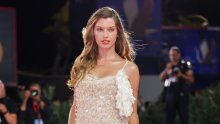 Kći Mille Jovovich odrasla je i nevjerojatno sliči majci: U Veneciji zablistala poput princeze