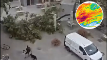 Počelo je: U Ljubljani vjetar nosi sve pred sobom. Ovaj biciklist imao je sreće