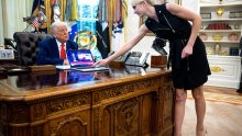 Trump odrješio kesu za svoju 'posebnu asistenticu': Poklonio joj 45 tisuća dolara