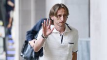 Najdraži zagrljaj za 41. rođendan: Luka Modrić dirnuo rijetkom fotografijom s majkom i ocem