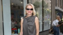 Zaboravite na dosadna odijela: Naomi Watts demonstrirala kako nositi asimetriju i zmijski uzorak