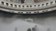Ušli smo u maglu usred Pariza: Ova neobična izložba u Bourse de Commerce briše granicu između umjetnosti i stvarnosti