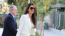 Amal Clooney u bijelom od glave do pete: Hlače širokih nogavica i minijaturni sako za besprijekoran poslovni glamur