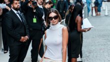 Emily Ratajkowski privukla sve poglede u prozirnoj dolčeviti bez grudnjaka i hlačama niskog struka