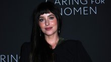 Dakota Johnson pokazala novu boju kose, a u dramatičnoj haljini izgledala je poput gotičke heroine