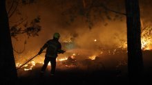 Objavljena snimka gašenja resorta Gava na Braču: Dim i vatra na sve strane