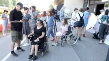 Osobni asistenti traže da se 'odmah poveća' cijena sata usluge, ministar poručio: 'To je više od usluge'