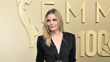 Moć crne svile i masivnog zlata: Michelle Pfeiffer očarala u skulpturalnoj toaleti s upečatljivim brošem na dodjeli Emmyja
