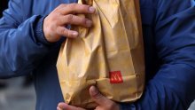 Ima 91 godinu i već osam godina radi u McDonald'su: Njegov razlog dirnuo je internet