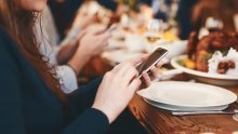 Mobiteli su postali 'nove cigarete': Sve više restorana zabranjuje ih za stolom