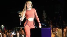 Lorenina figura je očito tu, haljina ju je uredno pokazala, ali stajlingu je nedostajalo ono nešto