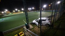 Autom sletio s ceste i završio na stadionu: 'Udario je u ogradu dok je trajala utakmica'