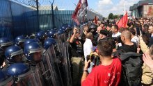 FOTO/VIDEO Noć nereda u Prištini: Gađali sjedište EULEX-a kamenjem, dio krova zahvatio požar