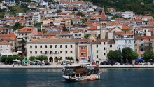 Napadnut jer je Makarskom šetao u dresu Crvene zvezde. Policija uhitila napadača