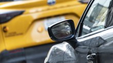 Zašto neki automobili imaju žmigavce u retrovizorima, a drugi na blatobranima?
