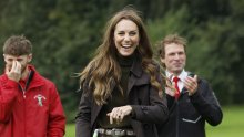 Kate Middleton ne odustaje od hlača koje su mnogi već otpisali, a izgleda besprijekorno