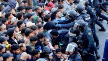 VIDEO Policija palicama premještala na tisuće migranata u Ceuti, zavladao kaos