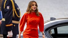 Crveni tonovi pristaju joj besprijekorno: Kraljica Rania u Pragu privukla poglede elegantnim izdanjem