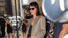 Dakota Johnson ne skida ove cipele, a sada ih nosi u najpoželjnijoj boji jeseni