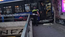 VIDEO Kaos u središtu Beograda: Autobus prešao četiri trake pa se zabio u lokal