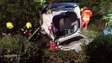 FOTO Teška nesreća u Slavoniji: Automobil završio na krovu, osoba ostala prikliještena