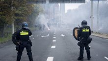 VIDEO Zabranjeni prosvjed u Haagu pretvorio se u kaos: Hitlerovi pozdravi i žestoki napadi na policiju