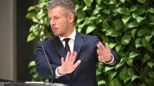 VIDEO Peter Magyar napadnut na proslavi: Muškarac ga zalio vinom pa pokušao pobjeći