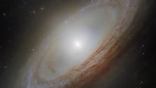 Ova galaksija vrti se na neobičan način: Hubble otkrio što se događa u njezinu središtu