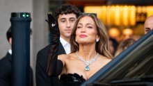 Haljina je raskošna, ali pogledajte samo ovu senzacionalnu ogrlicu Jennifer Lopez