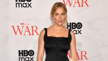 Sienna Miller u haljini koju ćete teško zaboraviti: Pogledajte što se događa straga