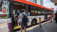 Singapur uvodi kazne za puštanje glazbe u autobusima i držanje nogu na sjedalima