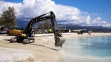 Pomahnitao na plaži kod Trogira: Sjeo u tuđi bager i krenuo na muškarca