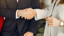Blizancima se ljubavna priča seli iz poruka u stvarnost, a Lavovi su sve bliže važnom poslovnom cilju