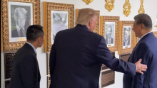 VIDEO Pogledajte kako je Xi prasnuo u smijeh kad mu je Trump pokazao Bidenov 'portret'