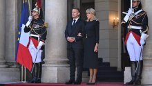 Brigitte Macron za susret s papom odjenula crno od glave do pete: Izbor boje nije bio slučajan
